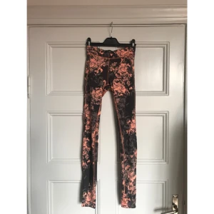  - Superfina träningstights från Casall. Säljer då det är för små för mig. Tror jag aldrig använt dem men har tyvärr inga tags kvar. Köparen står för frakten och betalning sker via swish.