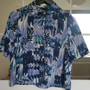  - kortärmad skjorta från River Island i väldigt bra skick