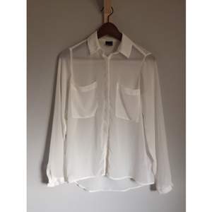 •vit transparent skjorta från Gina Tricot•  🔹stor i storleken, passar även upp till 38 skulle jag säga 🔹fattas två knappar, det är dold knäppning så det är lätt att fixa själv 🔹nyskick  30 kr+ frakt 