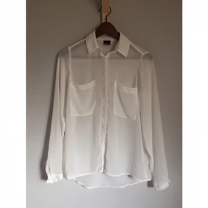  - •vit transparent skjorta från Gina Tricot•  🔹stor i storleken, passar även upp till 38 skulle jag säga 🔹fattas två knappar, det är dold knäppning så det är lätt att fixa själv 🔹nyskick  30 kr+ frakt 
