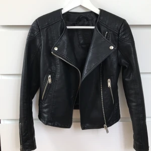  - Skinnjacka från Cubus i storlek 34. Använd endast några gånger, bra skick och passform. Möts upp i Stockholm, frakt +50kr.