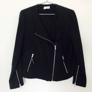  - Tygjacka i bikermodell från weekday, använd ett fåtal gånger🕴🏼👌🏻