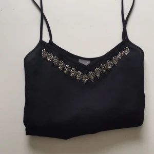  - Svart linne från ginatricot med fina små detaljer! 