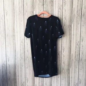  - Klänning i knälängd från Monki. Säljes för 50kr frakt tillkommer. Betalning sker via swish