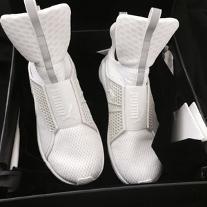  - Hej people!  Säljer nu mina vita limited edition fenty by Rihanna trainers som är använda ett fåtal gånger. Originalpriset låg på 1799 kr.