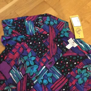  - Skjorta från Beyond Retro i Stockholm. I storlek 14 som motsvarar ca~ M/38. Ny med lappen kvar (nypris 169kr). 