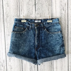  - Skjorts från Guess i w27. Passar storlek S. Säljes för 150kr, frakt tillkommer. Betalning sker via swish. 