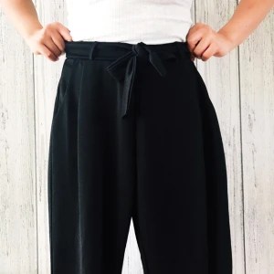  - Dem populära kostymbyxorna Dressed Tie Pants från NLY Trend i storlek S. Aldrig använda, endast prövade. Säljes för 100kr inkl frakt. (Nypris 299kr) Betalning sker via swish. 