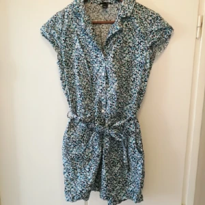  - Söt blommig byxdress med kort ärm, korta byxor och skärp i midjan