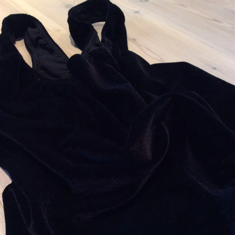 Fodralklänning i svart sammet från American Apparel med låg rygg. Går att dra ner mycket längre på benen än vad som syns på bilden.. Klänningar.