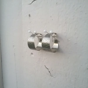  - Chromefärgade klipsörhängen med mönster som påminner om stickat. Hållbar metall, inköpta på secondhand men färgen har inte ändrats.