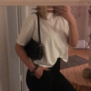 Snygg oversize t-shirt  - En jätte snygg oversize t-shirt från nakds reborn collention. Aldrig använd. Köpare står för frakt