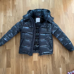 Moncler maya - Moncler maya grå size 0 sitter lika bra på tjejer som på killar. Kan skicka fler bilder vid intresse