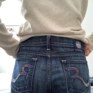 Ett par vintage jeans i rak/bootcut form med lågmidja, svincoola. Storlek 38. Lite stora på mig som i vanliga fall har 34/36 därför säljes dem! 200kr exklusive frakt(66kr)❤️❤️