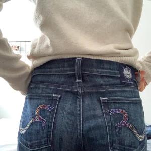 Vintage jeans - Ett par vintage jeans i rak/bootcut form med lågmidja, svincoola. Storlek 38. Lite stora på mig som i vanliga fall har 34/36 därför säljes dem! 200kr exklusive frakt(66kr)❤️❤️