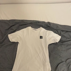 Stone Island T-Shirt - Äkta Stone Island rökfritt hem, bra skick storlek M, möts upp i ransta eller skickas om vi kommer överens om priset