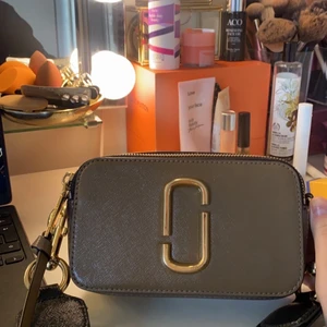 Marc Jacobs väska  - Säljer min super snygga och populära väska ifrån Marc Jacobs. Väskan kostar 3745kr i nypris, använd ca 3 gånger så den är helt som ny! Säljer då den inte kommer till användning. Skriv för fler bilder 