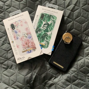 Ideal of sweden  - Säljer Ideal of sweden skal till iPhone XR.                De mönstrade skalen säljs för 50kr.  Och jag säljer även en popsoket för 25kr har även ett svart skal med blommor på för 50kr. Kontakta mig för mer bilder och bilder på det tredje mönstrade skalet. Förpackningarna finns kvar och de är bara använda ett fåtal gånger. Alla skal för 175kr. Skriv vid intresse och lägg gärna ett bud, vill bli av med skalen så fort som möjligt, det vita skalet kan bli bligare pga skadorna. 