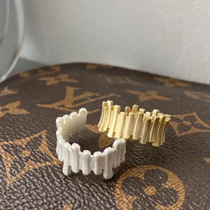 Drop ring  - Underbar ring i guld-respektive silverdimitation. Finns begränsat antal. Storleken är justerbar, passar XS-L. Frakten ingår ✨ Se gärna de andra annonserna, vid köp av fler ringar får ni paketpris 🤍🤩