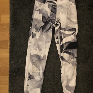Träningstights - Från soc, superbra skick! Står ingen storlek men skulle säga 34/36. Frakt 45kr