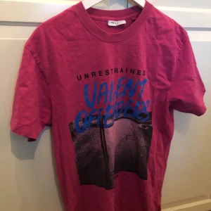 Cool t-shirt - Storlek M, sitter snyggt oversized på mig som är xs-s. Jättebra skick! Frakt 45 kr