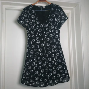 Klänning - Kort klänning med finaste skärningen. Dubbla lager där det yttre lagret är transparent och det undre i sidenlikt material🍀