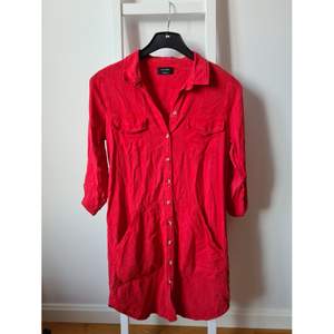 Säljer röd skjortklänning i strl 36. Köparen står för frakten, betalning via swish👠