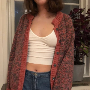 Stickad kofta - Stickad kofta köpt på secondhand i lila och rosa färger! Snygg både som jacka och kofta! Väldigt lite använd 💗 modellen är s-m som referens! Hör av er vid intresse🥰