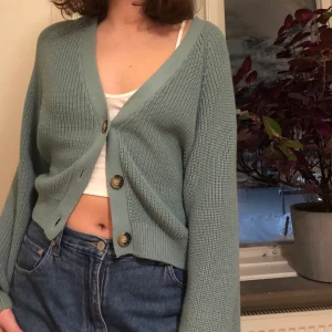 Stickad kofta - jättefin blå stickad kofta, med brun/beiga knappar i mitten köpt på monki! Hör av er vid intresse😇