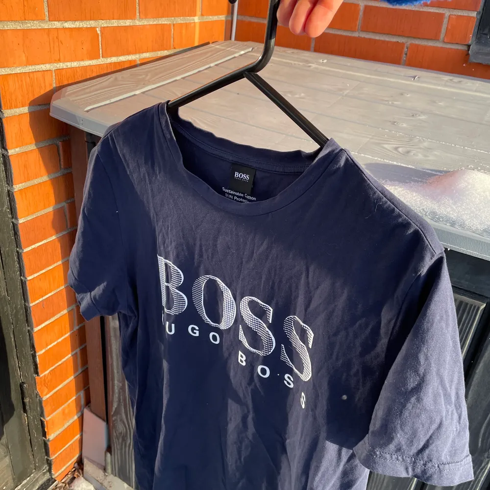 Enkel Hugo boss t-shirt i storlek M. Använd inte mer än 5 gånger. Hör av dig för frågor . T-shirts.