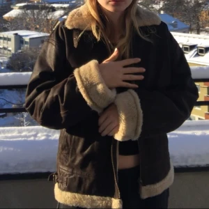 Varm shearlingjacka - Säljer denna snygga shearling/pilot jacka. Den är i mörkbrunt skinn med beiget varmt foder i hela jackan vilket gör att den är riktigt varm 🤩🤩 passar allt från S till L beroende på hur man vill att den ska sitta (jag när vanligtvis S för referens). Kan mötas i vid TC/Odenplan alternativt frakta. Skriv om ni undrar något 💗💗💗