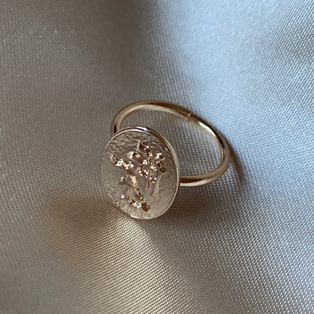 Cool ring, vet inte riktigt vad motivet föreställer. Ej justerbar. Frakt på 11 tillkommer🌟 . Accessoarer.