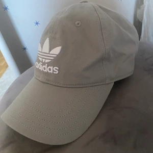 Keps  - En grå Adidas keps från Adidas i one size, säljer för 80 kr💞