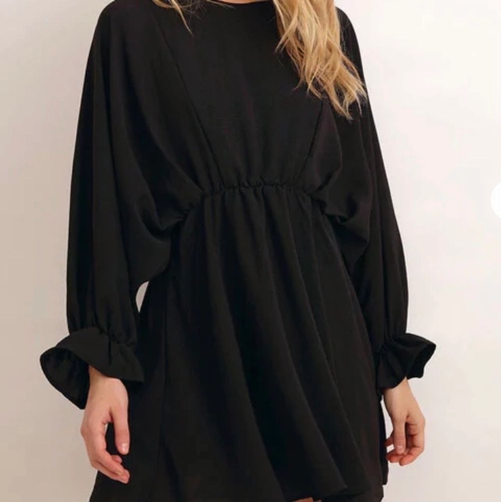 Säljer denna svarta klänningen i storlek S!! Använd endast 1 gång!! Nypris: 600kr🤍 Mitt pris: 350kr!! Frakt tillkommer på 66kr och kan spåras‼️Kontakta för fler bilder.. Klänningar.