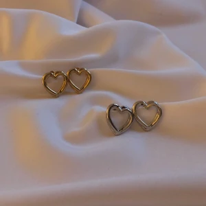 Örhängen - Örhängena finns i silver- och guldplätering. Pris 55 kr paret ✨⭐️ mer finns på min instagram @tbjwlry 