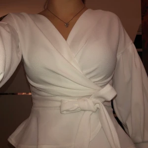 Boohoo tröja vit strl 36 som ny - En tröja ifrån Boohoo i strl 36, endast använd en gång. Inga hål/repor osv utan som ny. Pris kan diskuteras!