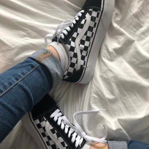 Rutiga plattform vans  - Intressekoll på mina rutiga vans, sparsamt använda och är därför fortfarande väldigt vita. Orginalpris 899kr på vand hemsida. 