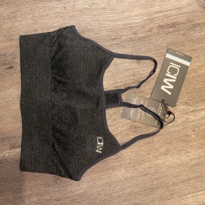 iciw sport-bh  - Helt ny top, oanvänd med tag kvar. Strlk M. 