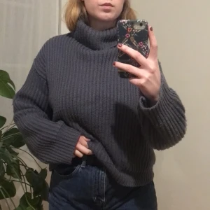 Stickad polotröja - Grå polotröja från Boohoo. Köpt för några år sen men inte använt så mycket, hel och ren! Den är S/M men rätt så oversize så passar både större och mindre beroende på hur man vill att den ska sitta 💐köparen står för frakt eller möts i Malmö☀️