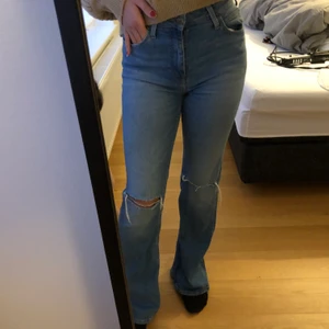 Bootcut jeans med hål från Lee - Blå jeans med hål i från Lee, knappt använda. 150kr men pris kan diskuteras vid snabb affär. Kan träffas upp i Göteborg och skickas. Leverans ingår. 