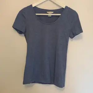 Blå t-shirt, storlek S, riktigt bra skick, knappt använd