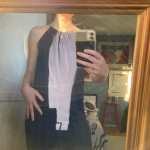 Klänning - Denna vackra marinblåa klänning!! Den slutar ungefär vid knäna, är 173 cm!! Används ett fåtal gånger därav väldigt bra skick!! Väldigt fin till sommaren, skolavslutningen, eller bara att ha till vardags! Luftigt och skönt tyg men inte genomskinlig!