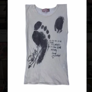 Vivienne Westwood Top - Ännu en rare piece. Handprintad vivienne westwood top i 10/10 skick! Tar bud från 400kr. Storlek 1 (s) 