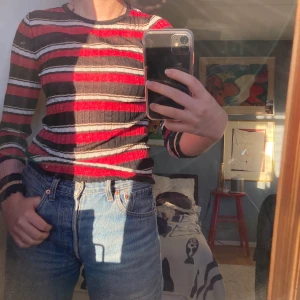 Långärmad t-shirt  - En härlig långärmad t-shirt från märket Guess. Använd ett fåtal gånger därav säljer jag den då den behöver en ny ägare!! Fett snygg till fest likaså vardag med antingen ett par snygga jeans eller kostymbyxor!!! Den är i storlek XS men jag brukar bära S för det mesta så den funkar även för en S!!