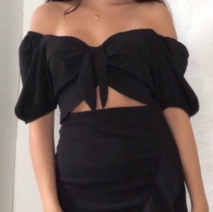 Svart topp med knytdetalj. ❗️behöver inte bäras som off shoulder utan kan ha som ”vanligt” ❗️ - Storlek M men passar även mig som har S