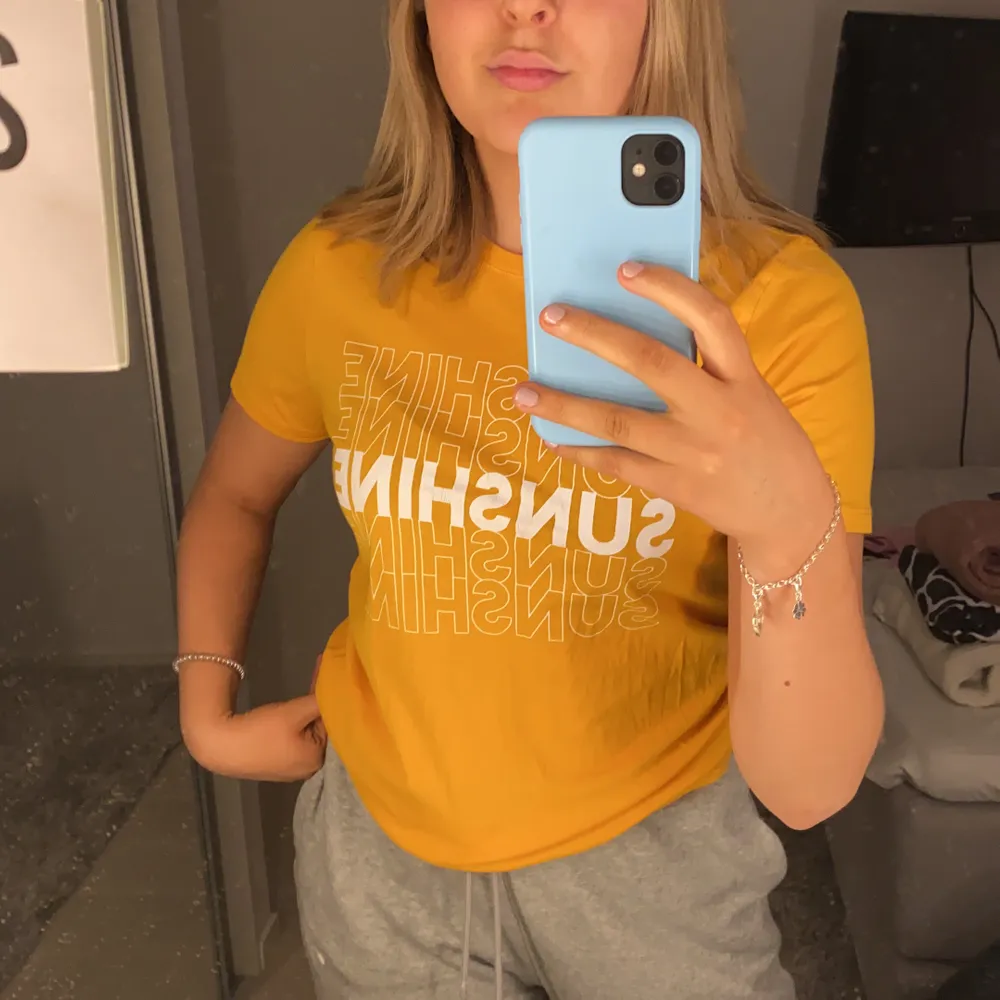 Skön och snygg T-shirt med text där det står ”sunshine”❤️ Frakten är 20kr❤️. T-shirts.