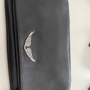 Zadig & Voltaire väska  - Nypris 3300:-. Väl använd. Medföljer kedja. Mitt pris 1500:-