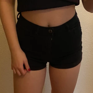 Svarta shorts från Gina tricot  - Ganska väl använda men ser fortfarande fina ut på🥰🥰 pris kan diskuteras. Möts upp i Sthlm💕💕
