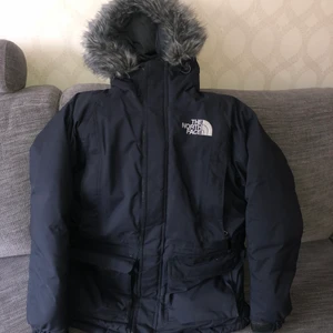 The north face - Har en the north face jacka i bra skick. Det är xs men jag kan säga att den som har s kan oxå ha den. Säljer den för att jag har köpt en ny. Köparen står för frakten, prisen kan diskuteras vid snabb och smidig affär.