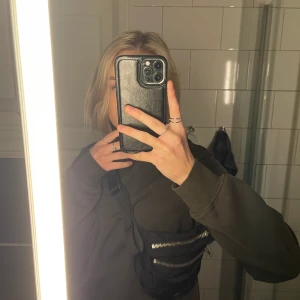 Weekday väska  - Säljer denna supercoola väska ifrån weekday! Säljer pga att den ej kommer till användning längre 🤍 säljer för 100kr eller bud!